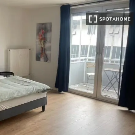 Rent this 3 bed room on Holzgraben 13 in 60313 Frankfurt, Germany