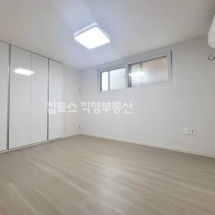 Rent this studio apartment on 서울특별시 송파구 잠실동 227-3