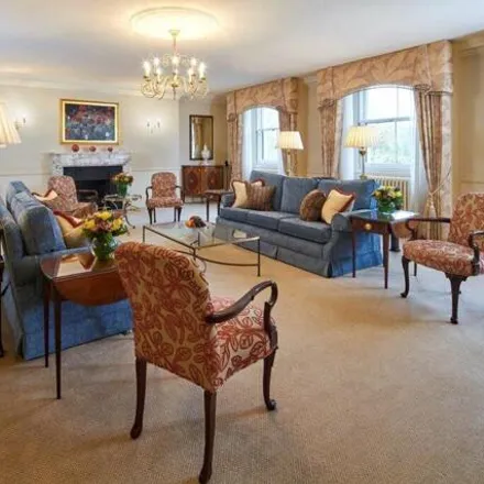 Rent this 3 bed room on 9 Hyde Park Gate in London, SW7 5DQ