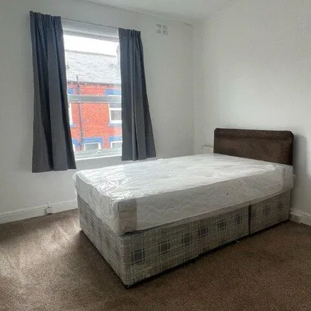 Image 9 - Queen's Road, Leeds, LS6 1QT, United Kingdom - Townhouse for rent