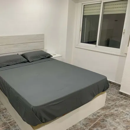 Rent this 4 bed room on Carrer Hilarión Eslava in 39, 03201 Elx / Elche