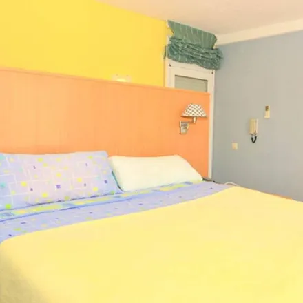 Rent this 3 bed townhouse on Roda de Berà in Mas del Nin, Autopista de la Mediterrània