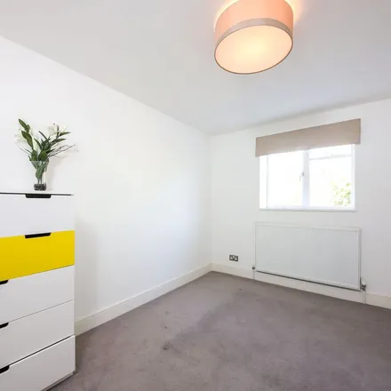 Rent this 3 bed apartment on 119 Ladbroke Road in London, W11 3PP