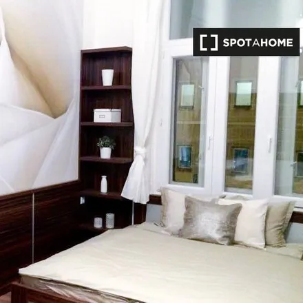 Rent this 4 bed room on Il Terzo Cerchio in Budapest, Dohány utca 40