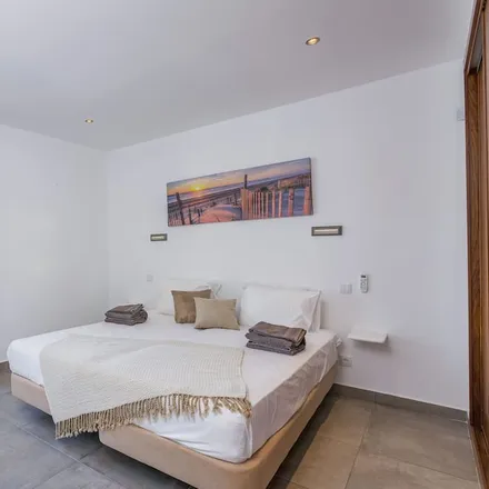 Rent this 4 bed house on Crowne Plaza Vilamoura Tesla Destination Charger in Rua da Comporta, 8125-403 Quarteira