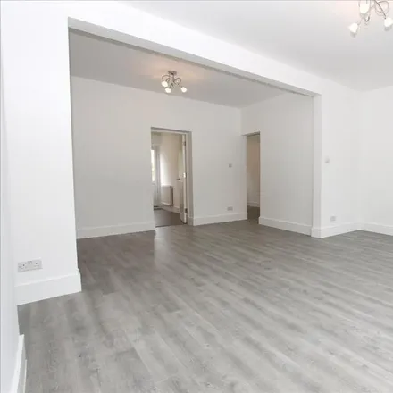 Image 3 - Daubeney Gardens, London, N17 7DQ, United Kingdom - House for rent