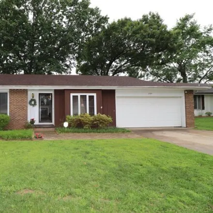 Buy this 3 bed house on 2946 East Linwood Drive in Springfield, MO 65804