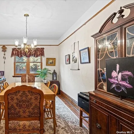Image 6 - 81-03 77th Avenue, New York, NY 11385, USA - House for sale