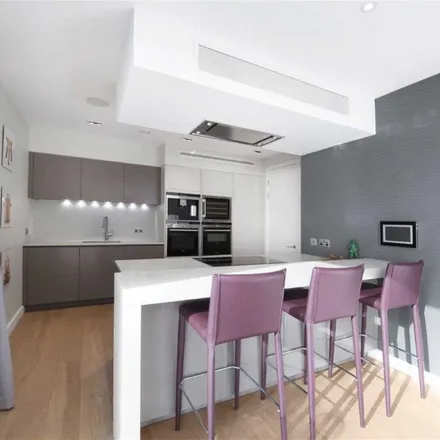 Rent this 3 bed apartment on Frazer House in 32-38 Leman Street, London