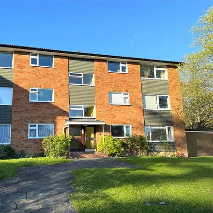 Rent this 2 bed apartment on Oakfield Drive in Reigate, RH2 9NY