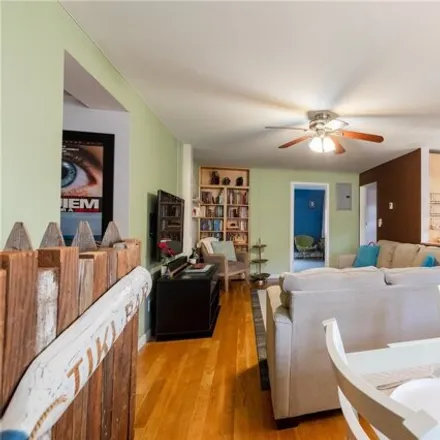 Image 2 - 82-74 Parsons Boulevard, New York, NY 11432, USA - Apartment for sale