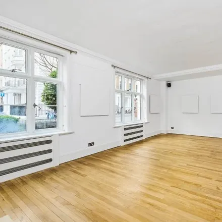 Image 2 - Chesterfield House, Chesterfield Gardens, London, W1J 7TL, United Kingdom - Apartment for rent