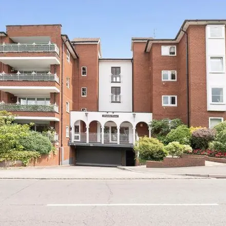 Rent this 2 bed apartment on London Loop Route 20 - Trail Marker in High Road, Chigwell