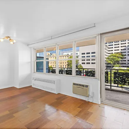Image 1 - 2650 Ocean Parkway, New York, NY 11235, USA - Condo for sale