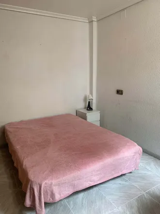 Rent this 3 bed room on Cau Muixeranguer de Castelló in Avinguda de l'Alcora / Avenida Alcora, 24