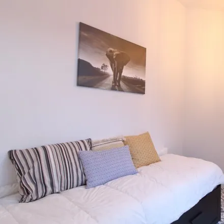Rent this 3 bed room on École fondamentale Saint-Joseph–Saint-Rémy in Rue de l'Intendant - Opzichterstraat 232, 1080 Molenbeek-Saint-Jean - Sint-Jans-Molenbeek