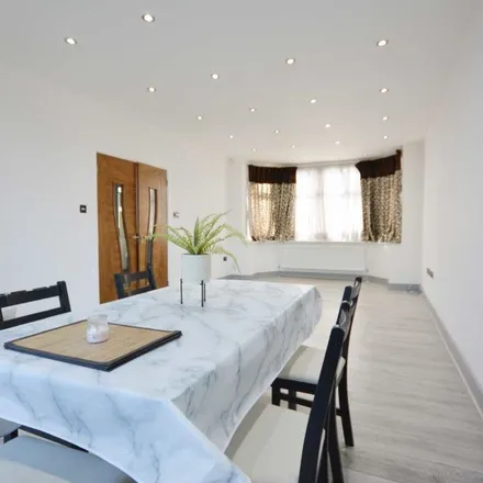 Image 2 - Evelyn Avenue, London, NW9 0JF, United Kingdom - Apartment for rent