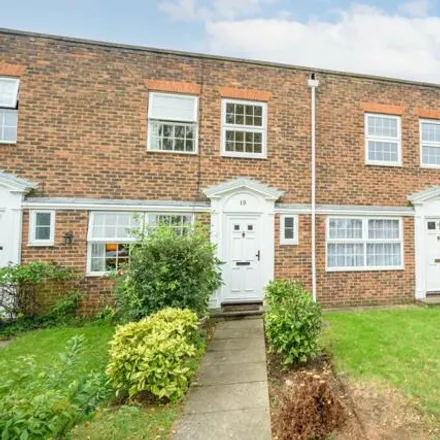 Buy this 3 bed townhouse on Hanover Walk in Walton-on-Thames, KT13 9QX