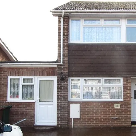 Rent this 4 bed duplex on Morris Drive in Banbury, OX16 1DA