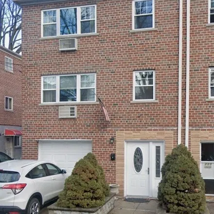Rent this 3 bed townhouse on 233 East 237th Street in New York, NY 10470