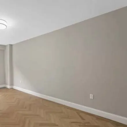 Rent this 3 bed apartment on 305 East 86th Street in New York, New York 10028
