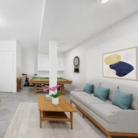 Image 2 - 702 East 38th Street, New York, NY 11210, USA - Townhouse for sale