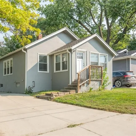 Buy this 3 bed house on 298 Hart Avenue in Des Moines, IA 50315