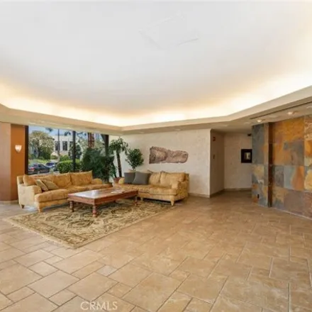 Image 2 - 5858 West 8th Street, Los Angeles, CA 90036, USA - Condo for sale
