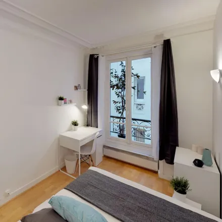 Rent this 4 bed room on 30 Rue Lemercier in 75017 Paris, France