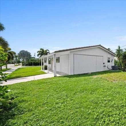 Image 3 - 2023 North Lakeside Drive, Lake Worth Beach, FL 33460, USA - House for rent