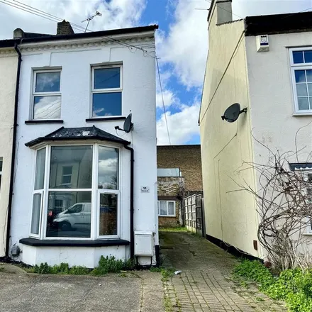 Rent this 2 bed duplex on Princes Street in Southend-on-Sea, SS1 1QA