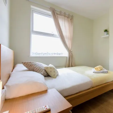 Rent this 7 bed room on 406 Harrow Road in London, W9 2HU