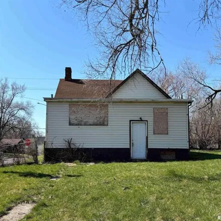 Buy this 2 bed house on 2477 West Humboldt Street in Peoria, IL 61605