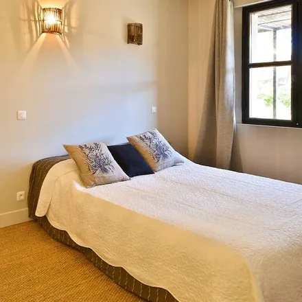 Rent this 2 bed apartment on 84560 Ménerbes