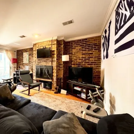 Image 4 - 643 West Barry Avenue, Chicago, IL 60657, USA - Condo for sale