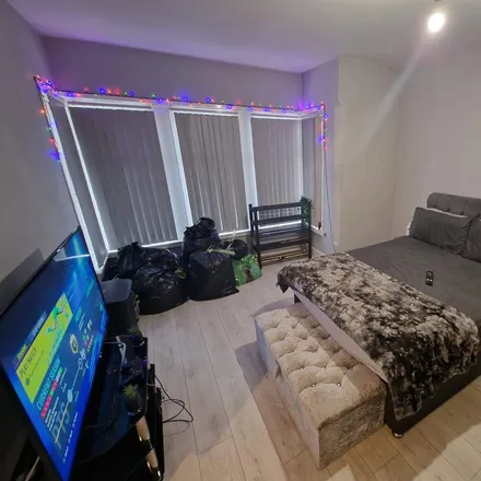 Rent this studio apartment on R V Food & Wine in 76a Biscot Road, Luton