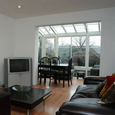 Rent this 2 bed house on Oak Lodge School in 101 Nightingale Lane, London