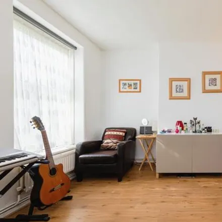 Image 7 - Hartnoll House, Eastwood Close, London, N7 8DS, United Kingdom - Apartment for sale