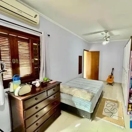 Buy this 5 bed house on Rua Evaristo Maldonato in 31 de Março, São José dos Campos - SP