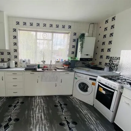 Image 9 - Wyre Grove, Broadfields, London, HA8 8UW, United Kingdom - Apartment for sale