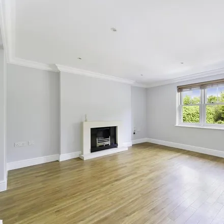 Image 2 - 6-10 Little Orchard Place, Esher, KT10 9PP, United Kingdom - Apartment for rent