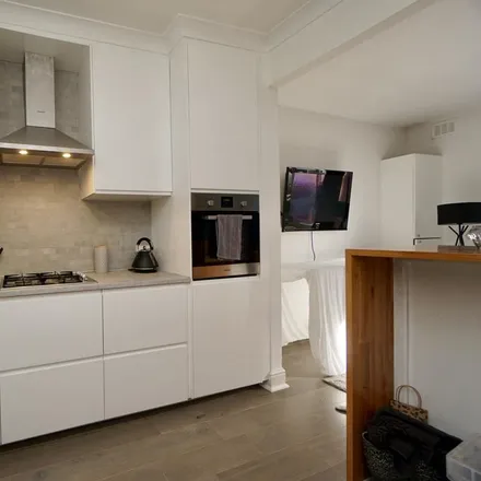 Rent this 1 bed room on Seven Sisters Road in London, N4 3NS