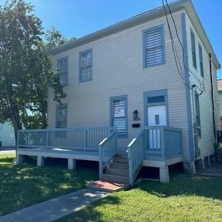 Rent this 3 bed house on Shrimp n' Stuff in 3901 Avenue O, Galveston