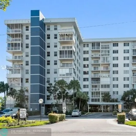 Buy this 2 bed condo on Hillcrest Drive in Hollywood, FL 33021