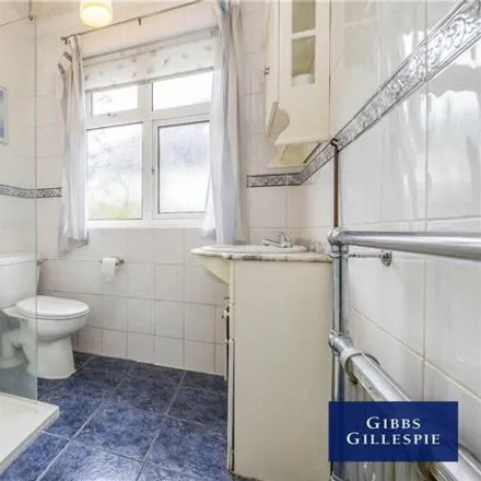 Image 7 - Bucks Avenue, Watford, WD19 4AS, United Kingdom - House for sale