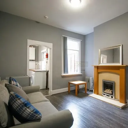 Rent this 3 bed townhouse on 302 Tiverton Road in Selly Oak, B29 6BY