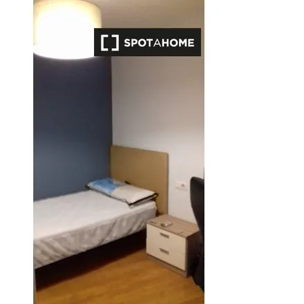 Rent this 2 bed room on Rúa Conde de Torrecedeira in 64-66, 36202 Vigo