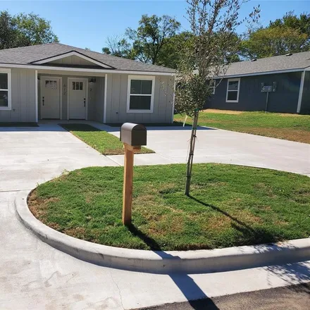 Rent this 3 bed duplex on 600 East 3rd Street in Bonham, TX 75418