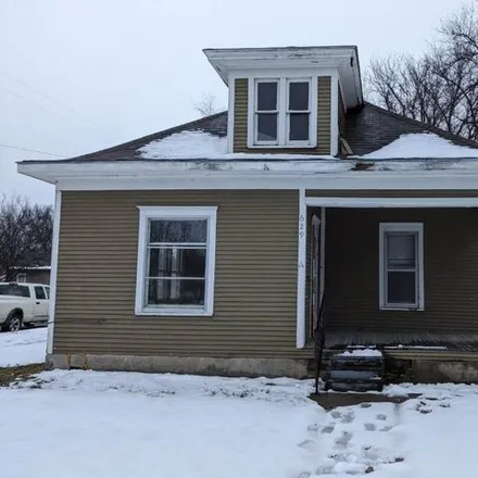 Buy this 2 bed house on 587 North Cleveland Street in Hutchinson, KS 67501