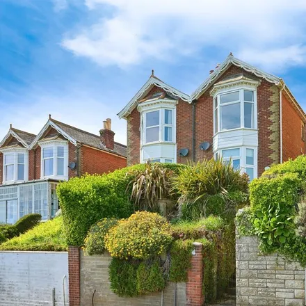 Rent this 3 bed duplex on Gill's Cliff Road in Ventnor, PO38 1LH